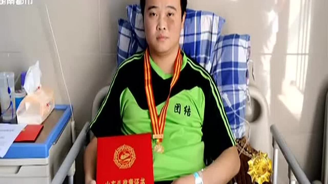重庆:全国道德模范——徐前凯(一)失一条腿救老人一命短短5秒的生死抉择_腾讯视频