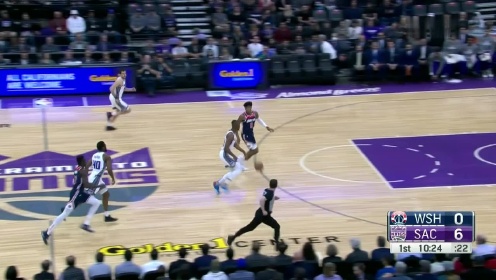 《NBA全场集锦》贾尔斯反击快攻送出背后妙传 别利察拍马赶到滑翔暴扣