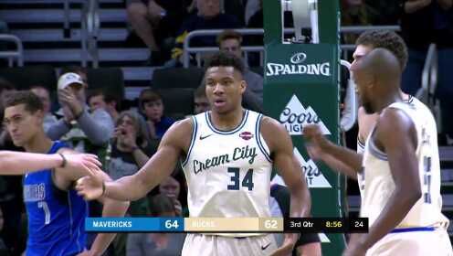 《NBA全场回放》【原声回放】独行侠vs雄鹿第3节 小库里弧顶甩狙3+1拯救世界