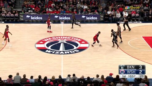 《NBA全场集锦》比尔开场借掩护佯装突破 中距离急停抛投两分入账