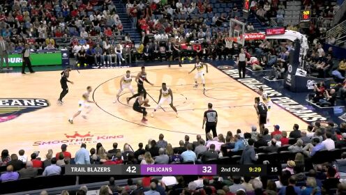 《NBA全场集锦》这防守形同虚设 阿里扎虚晃一枪直杀内线滑翔暴扣