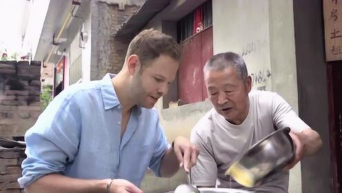外国人学做陕西洋芋搅团，最后的成品可太有食欲了！