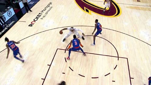 《NBA全场集锦》再次上演高难度动作 小南斯篮下起跳双手拿球扣篮
