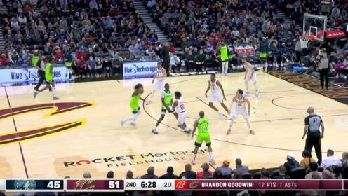 《NBA骑士》麦克丹尼尔斯假动作晃飞四人 击地妙传里德大力扣篮
