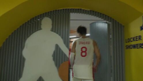 中国男篮赛后更衣室：杜锋难掩喜悦之情逐一与队员拥抱
