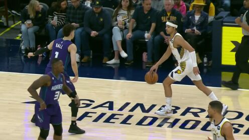 《NBA全场集锦》你对力量一无所知 内姆布哈德挂着防守强行上篮2+1