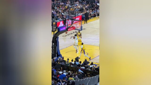 大聪明附体！库明加突破分球直接传给场边库里 后者怒摔皮球无奈摇头