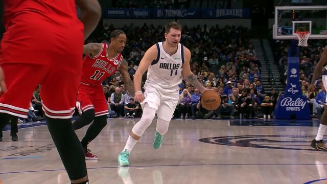 浑身都是戏！东契奇挡拆突入内线 眼神骗过防守轻松上篮