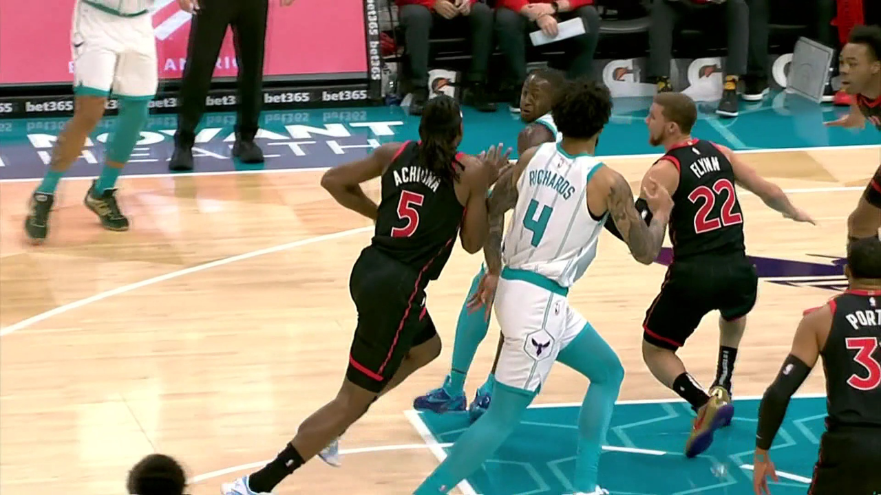 蝴蝶穿花越过层层阻碍罗齐尔犀利突破上篮撕裂防线