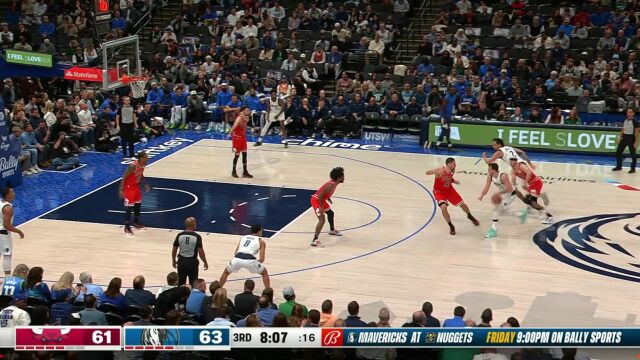 天外飞仙！莱夫利篮下勾手不进 小琼斯斜侧杀出献死亡补扣