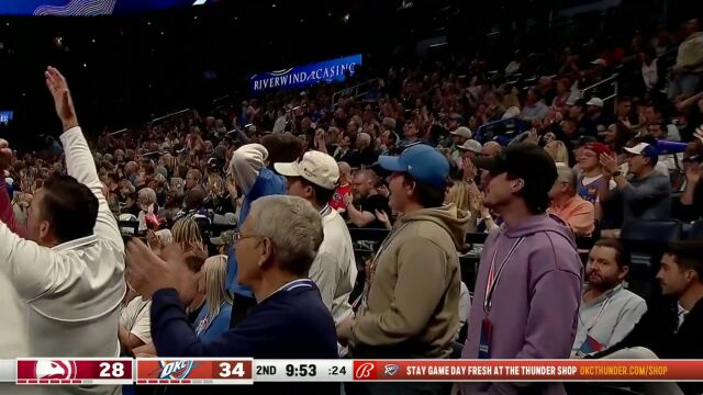 防守嗅觉直接拉满 华莱士抢断反击暴扣一条龙