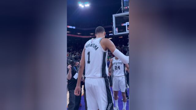 赢球绝对功臣 赛后瓦塞尔练练称赞文班亚马