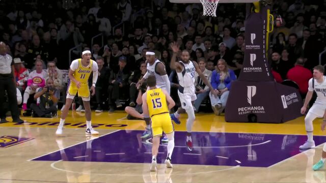 开始疯狂追分 小李联手詹姆斯打出一波得分高潮