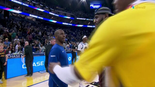 魔性笑容！库里赛后蹦蹦跳跳和詹姆斯说悄悄话浓眉上演背后熊抱