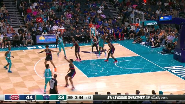 三球突破吸引防守 马克-威廉姆斯席卷而来送上滞空隔扣