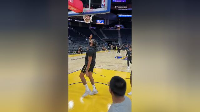 等不及回归比赛了！浓眉身穿黑色新球衣提前俩小时来到大通中心开练