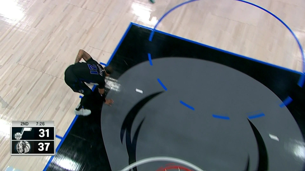 希望平安无事 加福德碰撞后痛苦倒地回更衣室检查