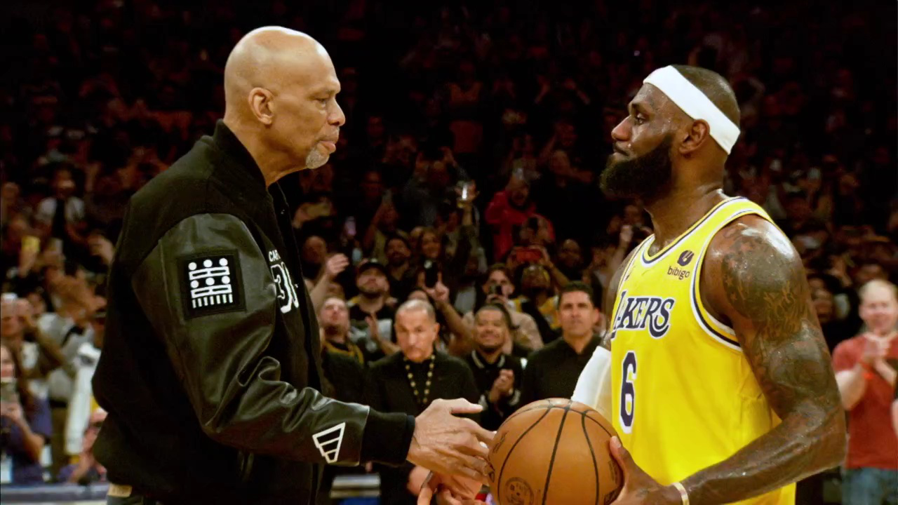 转身后仰一锤定音 詹姆斯超越贾巴尔登顶历史得分王纪录片