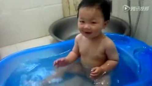 一岁宝宝自己洗澡！太可爱了！