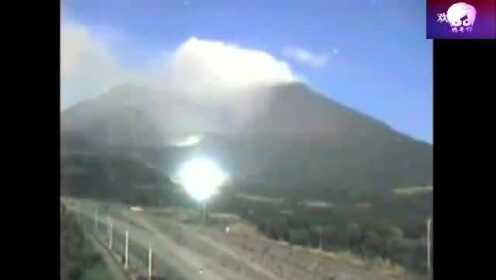 日本火山爆发之前 现场惊现诡异地光及UFO！