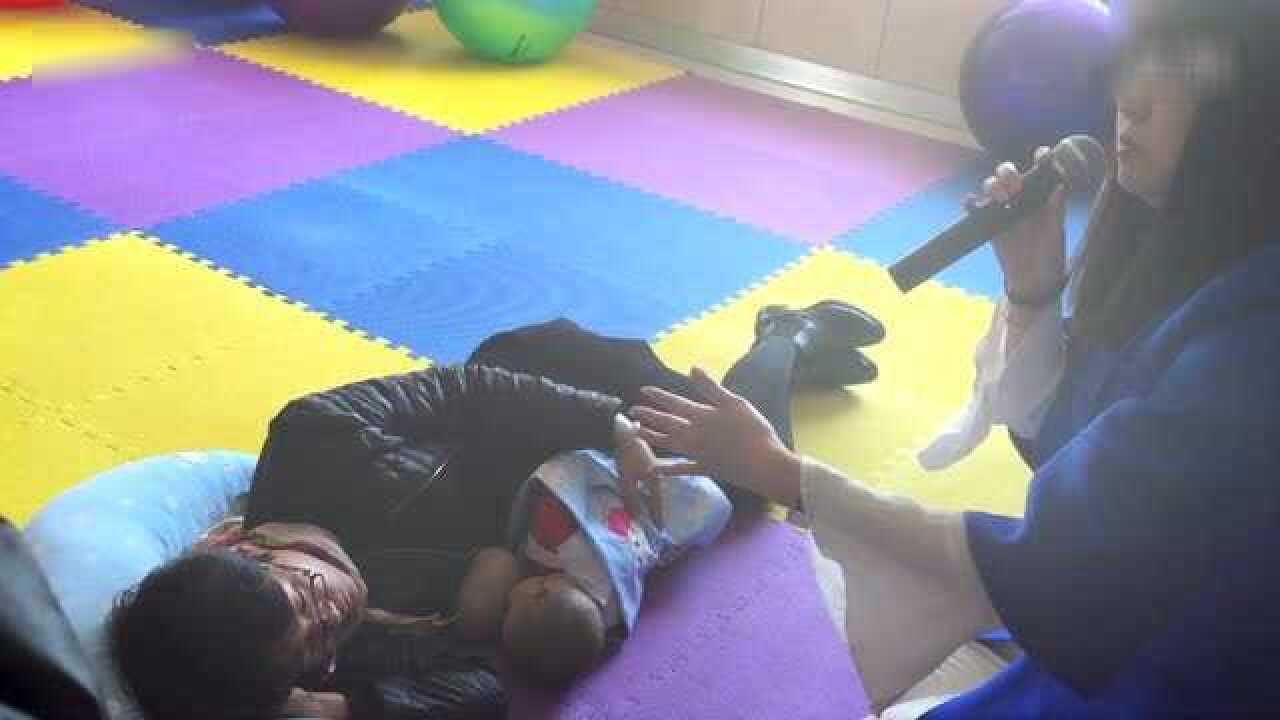 乳腺主任讲解喂奶正确姿势_高清