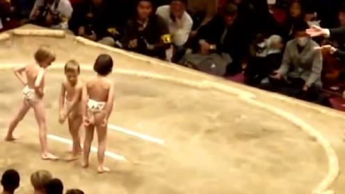 小孩首次挑战日本相扑 几秒后观众欢呼