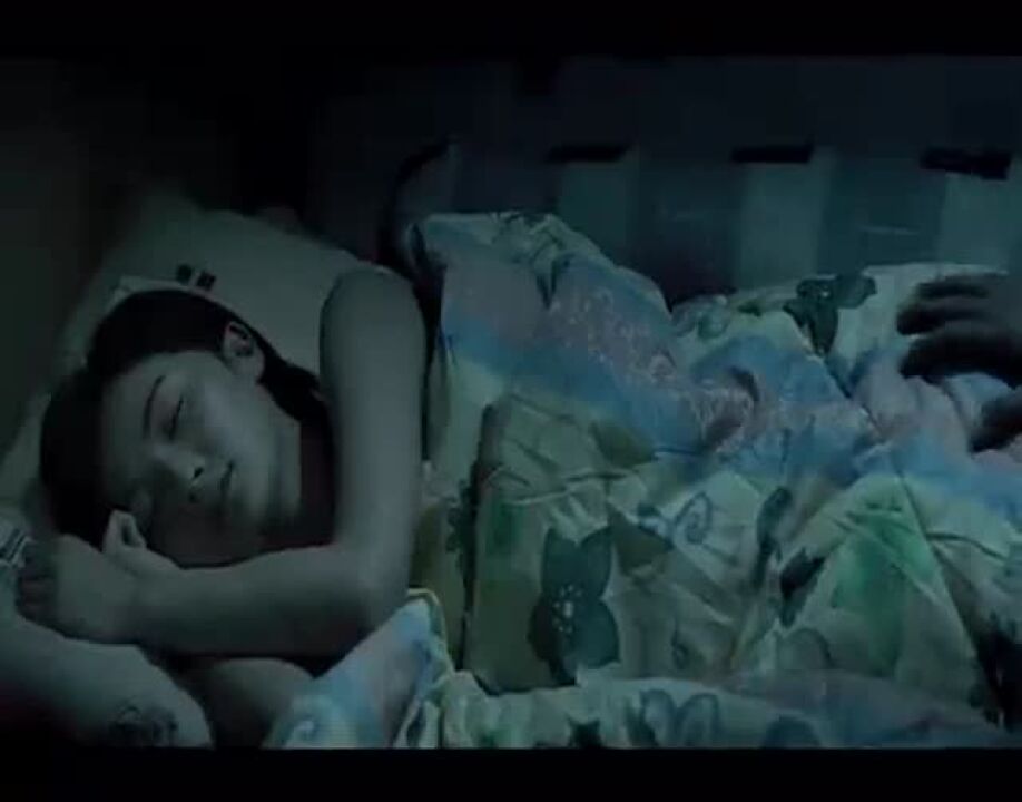 父亲趁女儿熟睡，偷偷进她房间，母亲听到叫喊声，在门外无奈哭泣_腾讯视频