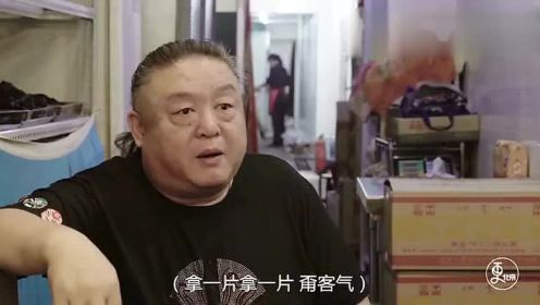 傅宏是一个土生土长的北京人，在偏僻的巷子里开了家地道的北京酱肉馆，让人吃一口就欲罢不能