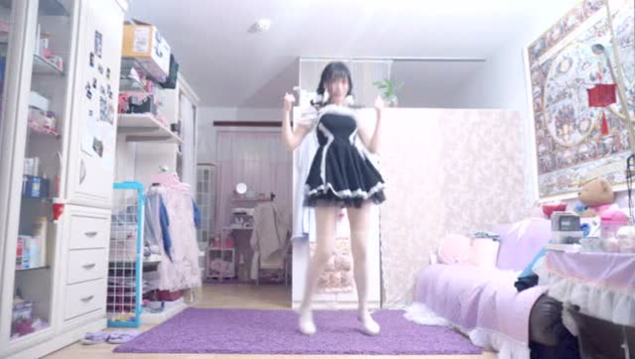 现在的小女孩发育的这么好，看得我晕头转向的