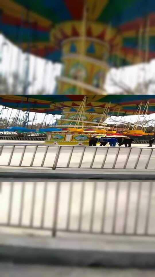 长春南湖公园"旋转飞椅"运转中出事故被紧急控停