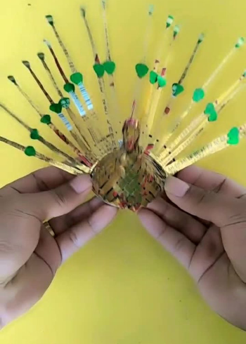 好漂亮,用易拉罐编出来的孔雀