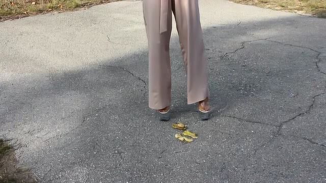 透明水晶高跟鞋踩扁大香蕉
