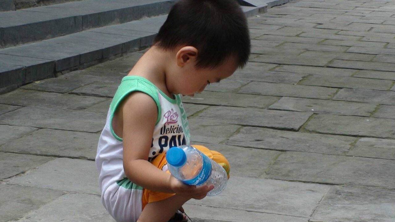 1岁宝宝尿尿是“红色的”，无知奶奶竟然用它给孩子隔尿！妈妈大怒_腾讯视频