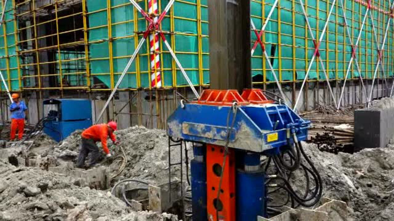 三轴搅拌桩中H型钢怎样拔出工法拔桩机18998369010_高清
