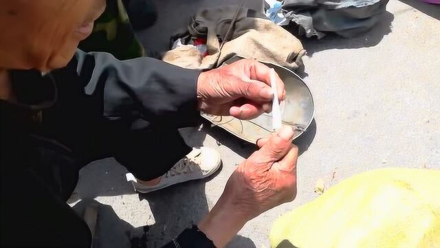 实拍农村大爷卷旱烟这个手艺练了若干年