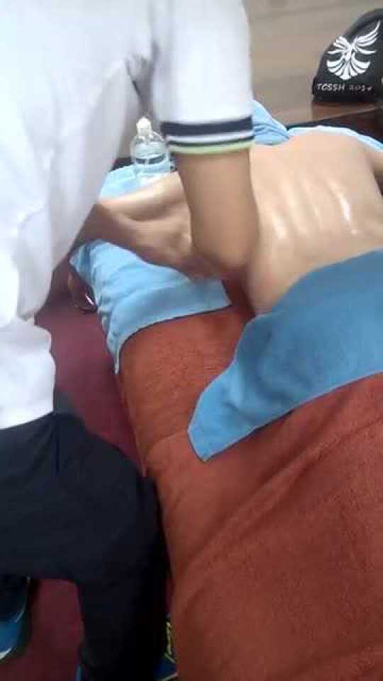 按摩师按摩手法强劲有力精油推背养生的顾客忍不住叫起来