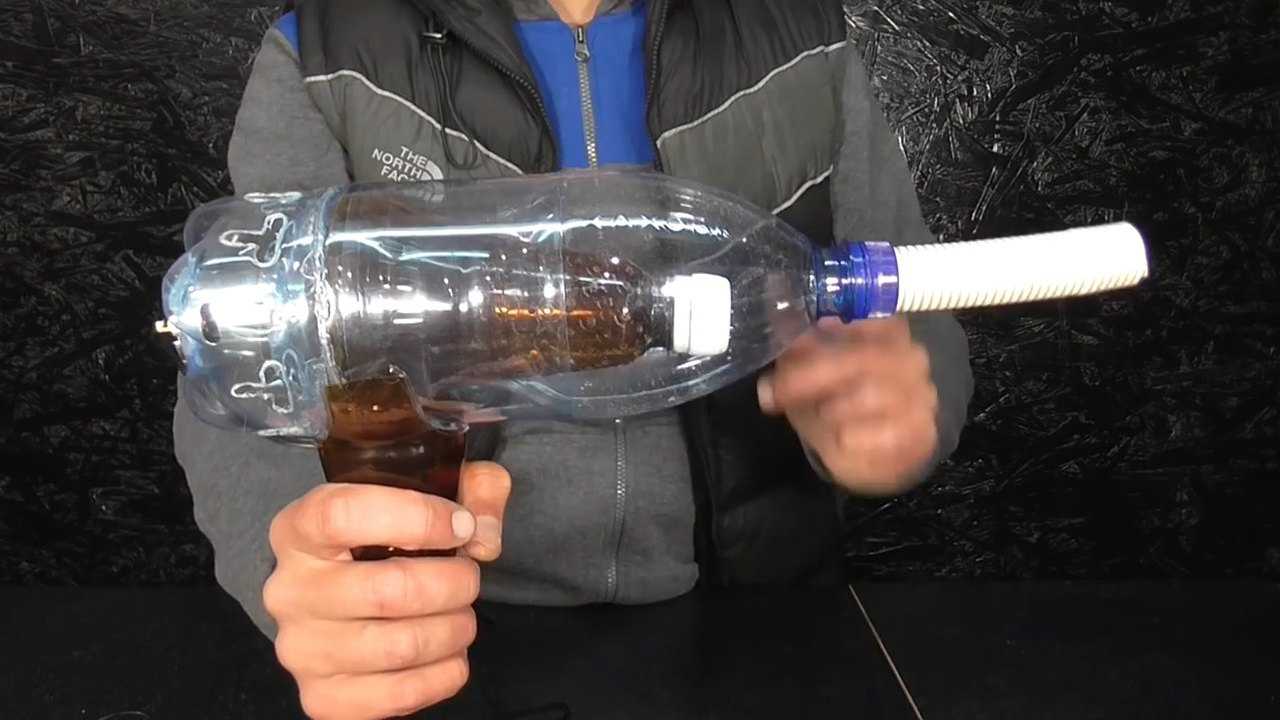 用塑料瓶子和散热风扇自制实用吸尘器