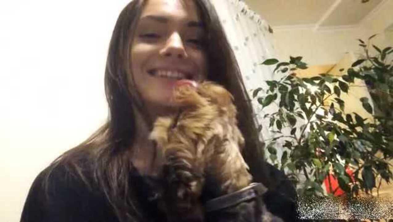 太恶心了吧美女家中自拍与狗接吻_高清