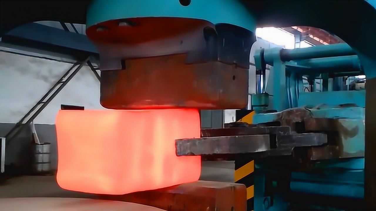 打铁还需自身硬,巨大的机器锤炼烧红的铁块场面震撼