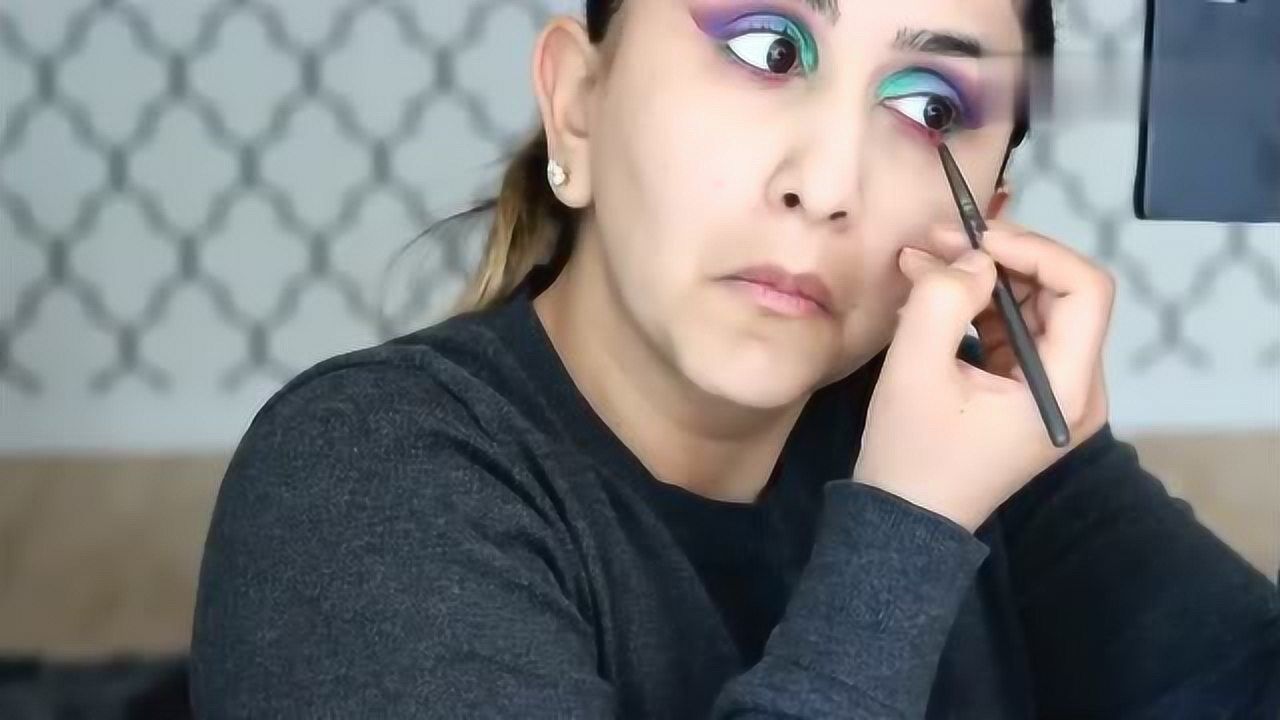 大妈这易容术高明啊40岁的样子硬是给你化成25的小妹