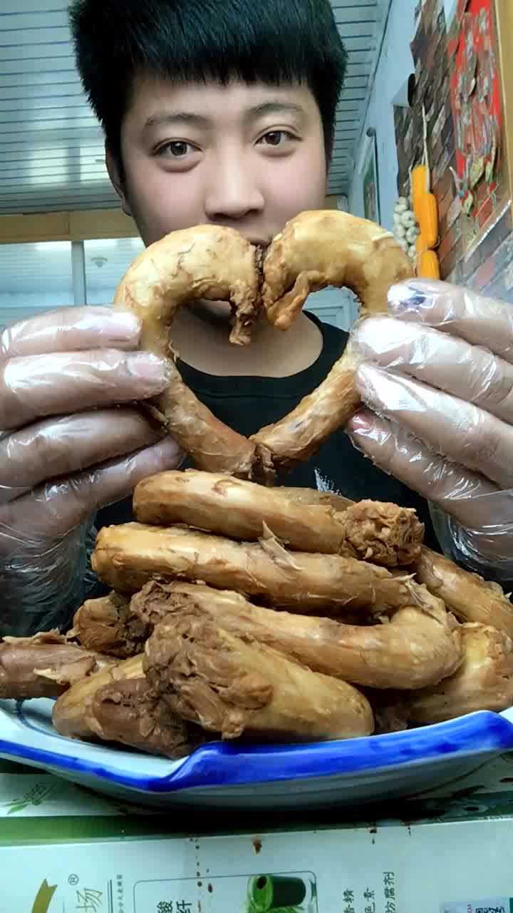 小哥直播吃鸡脖,原来这才是嘴正确的吃法,长见识了