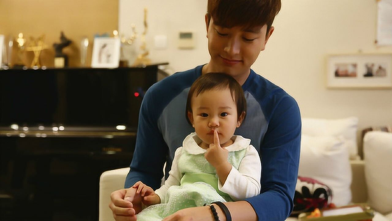 贾乃亮抱着甜馨在演戏 甜馨害怕:爸爸怎么这么凶 太逗