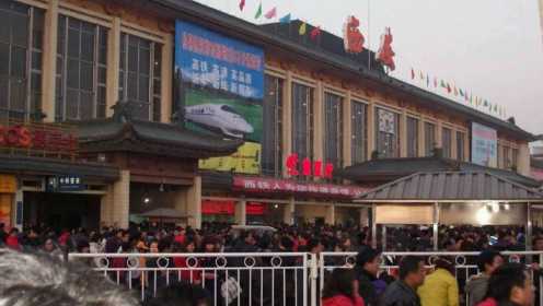 春节将至，西安火车站人山人海回家过年迫不及待