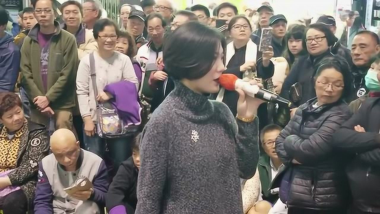 街头艺人小龙女演唱歌曲忘记他奈何路边野花不要采好听极了