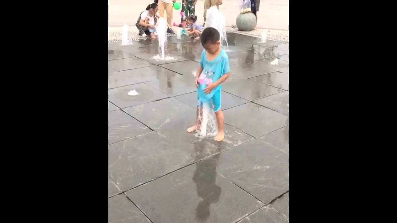 城里的小孩真会玩这样就没人知道你尿裤子了_腾讯视频