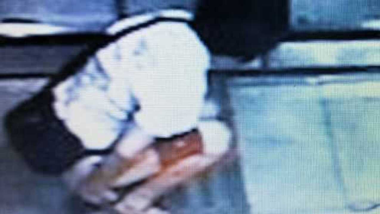 这名女子竟在电梯里排便结果还被拍了下来_高清