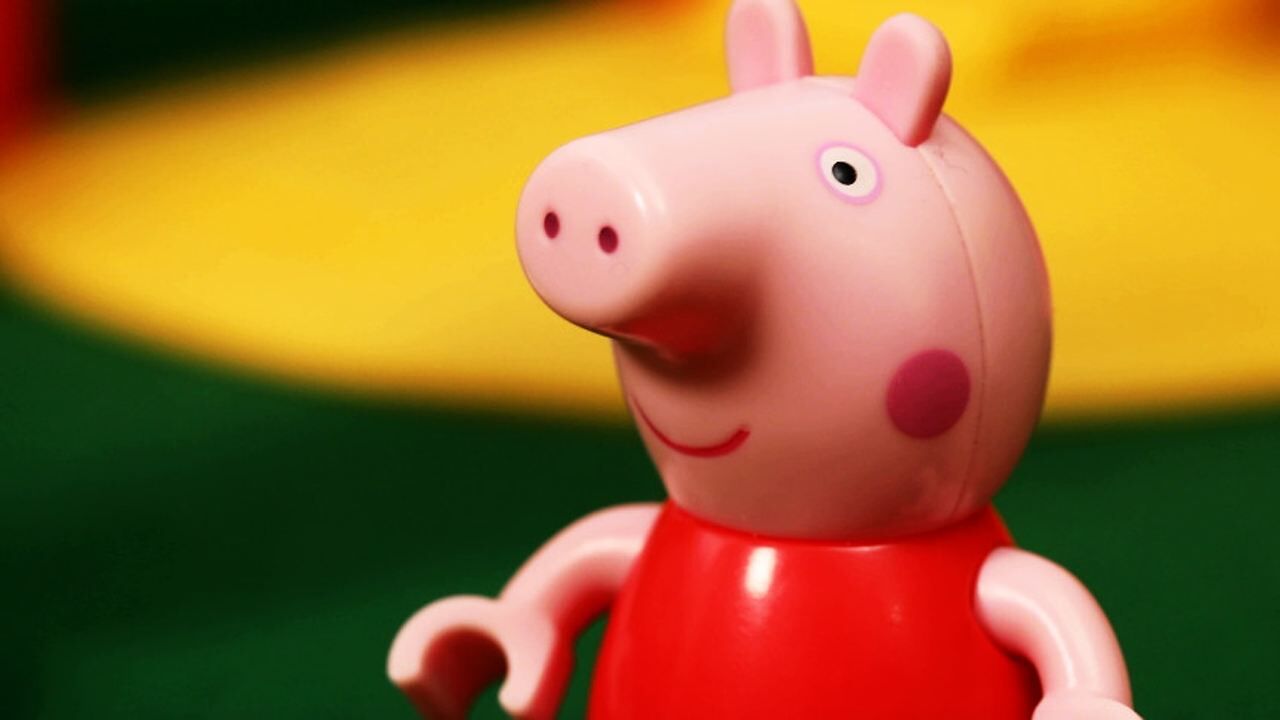 小熊玩具之小猪佩奇故事小猪佩奇陪熊大练歌霸王龙来唱歌大赛捣乱玩具