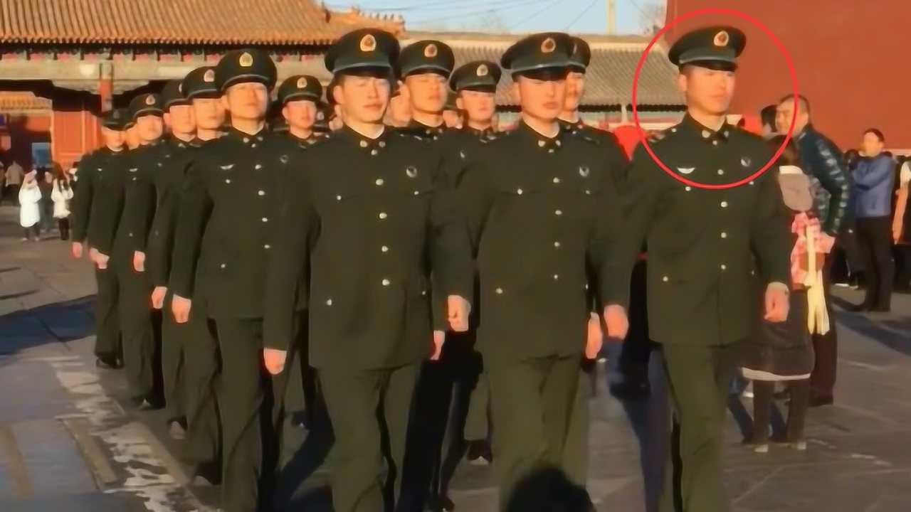 三軍儀仗隊帶頭的是張自軒以前的國旗護衛隊旗手