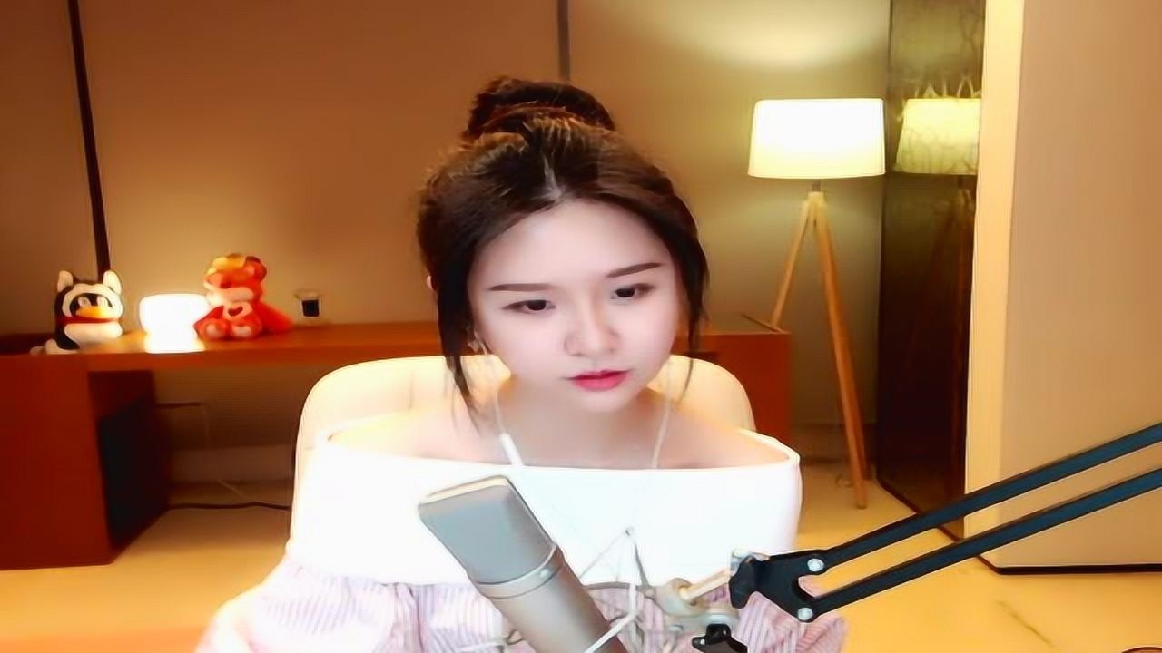 网红阿冷一首《春风吹》吹红了桃花,吹红了柳树