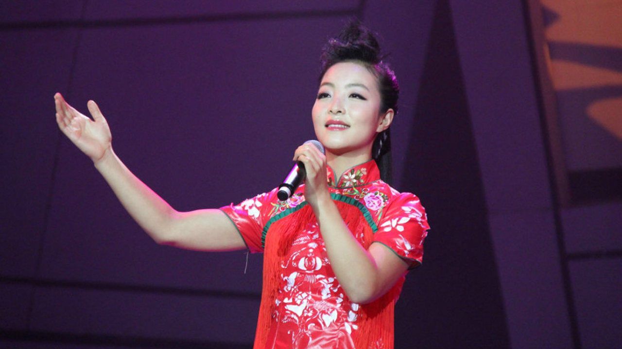 王小妮扮演王二妮和云飞合唱拉手手亲口口唱功不比姐姐差